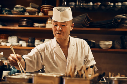 開店前に仕込みをする料理人