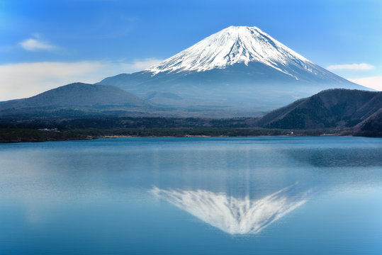 独立峰とカルデラ湖、富士山と本栖湖の水面反射 Stock Photo | Adobe Stock