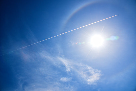 暈（ハロ）のかかった太陽と飛行機雲 01