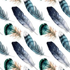 Nahtloses Muster verschiedener Aquarellfedern. Farbige Federn verschiedener Vögel auf weißem Hintergrund