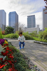 オフィス街を散歩する子供