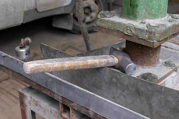 The hammer at the base of the drilling machine