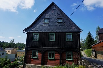 Fototapeta na wymiar Traditional Umgebindehaus spotted in Hinterhermsdorf, Saxon Switzerland