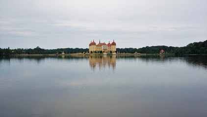 Fototapeta na wymiar Moritzburg castle reflecting in the castle lake