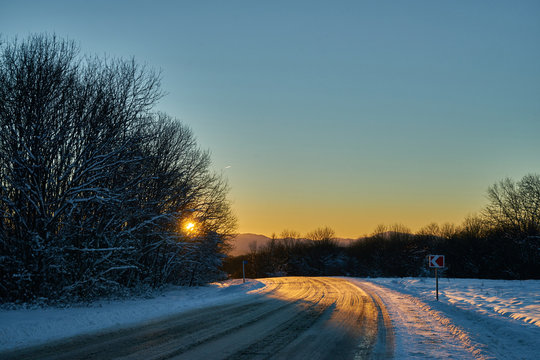 Image of a winter road.