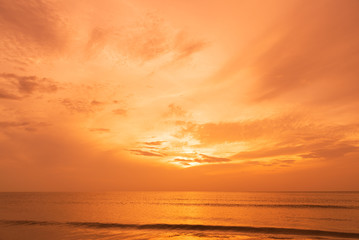 Obraz premium Beautiful orange sky reflection with smooth waves on the sea.