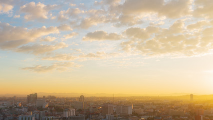 Obraz premium The Pattaya city in the morning with golden light. The morning sun of Pattaya city.