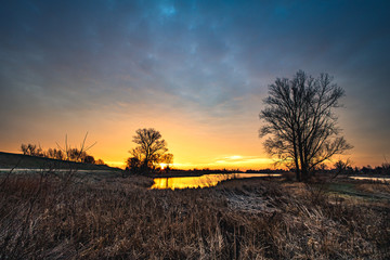 czerwone niebo o wschodzie słońca nad jeziorem w polsce © af-mar