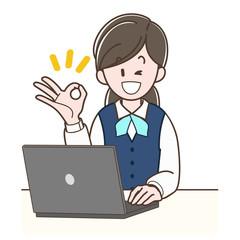 パソコンの前でOKサインをする制服の女性