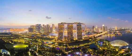 Schilderijen op glas SINGAPORE - FEBRUARI 2: Luchtfoto drone-weergave van het zakendistrict en de stad Singapore, het zakelijke en financiële district Modern gebouw in het centrum van Singapore op 2 februari 2020 in Singapore. © 24Novembers