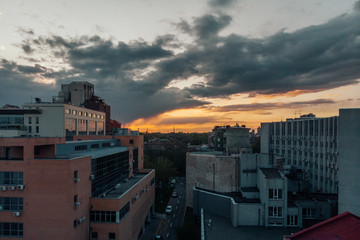 красивый закат над городом с высоты птичьего полета,  beautiful sunset over the city aerial view