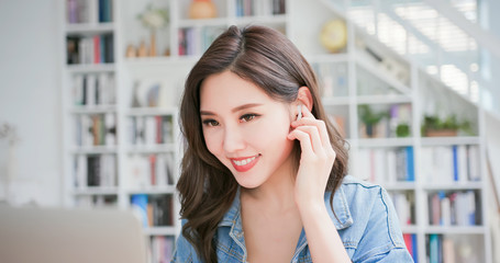 student use wireless earbuds