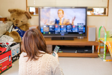 リビングでテレビを見る女性　自粛　自宅待機
