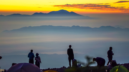 日本、北アルプス、蝶が岳から見る朝日の絶景、四阿山方面
