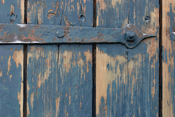 Abgeschliffene Stalltür als Vorbereitung für einen Neuanstrich