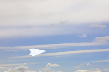 大空を飛ぶ紙ヒコーキ