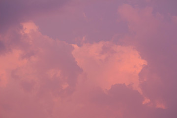 Obraz premium Beautiful sunset sky with clouds on hot summer day. Nature background.