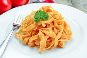 assiette de tagliatelles fraîches cuisinés à la tomate
