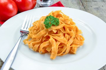 assiette de tagliatelles fraîches cuisinés à la tomate