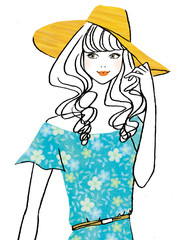 ウェイビーヘアの帽子を被り微笑む女性