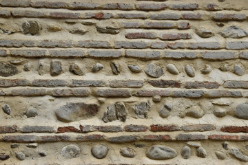 Rustikale Natursteinmauer in Georgien