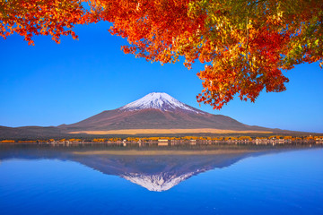 紅葉シーズンの山梨県山中湖、富士山と紅葉

