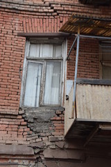 Durch ein Erdbeben geschädigte Fassade in der Altstadt von Tiflis