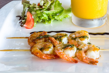 Brochettes de crevettes, salade et gaspacho de courge 