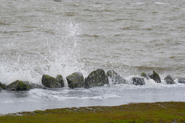 Spritzendes Wasser an der Küste, Husumer Au, Husum, Nordfriesland, Schleswig-Holstein,...