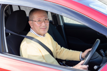 Obraz premium シニア 高齢者 車 運転 