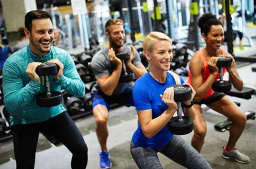 Papier Peint photo Lavable Fitness Groupe d& 39 amis souriant et faisant du sport dans une salle de sport