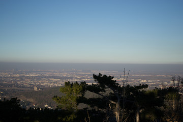 Hier ist die Aussicht von dem Husarentempel, in Mödling, Niederösterreich.
Anzumerken ist dass auf den Fotos sehr gut erkennbar ist, wie stark die Luftverschmutzung in Wien ist.