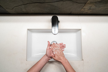 mujer lavandose las manos con jabon woman washing her hands with soap
