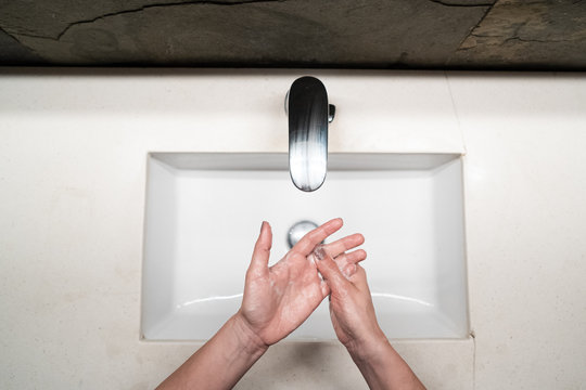 mujer lavandose las manos con jabon woman washing her hands with soap