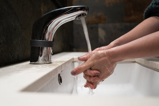 mujer lavandose las manos con jabon woman washing her hands with soap