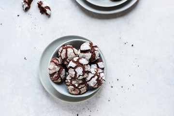 crinkle cookies in icing sugar