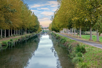 Fototapeta na wymiar Hédé-Bazouges. Ecluse sur le canal Ille-et-Rance. Ille-et-Vilaine. Bretagne