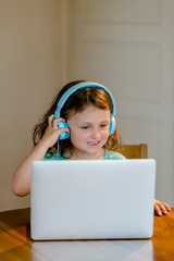 Mädchen hört Musik am Laptop