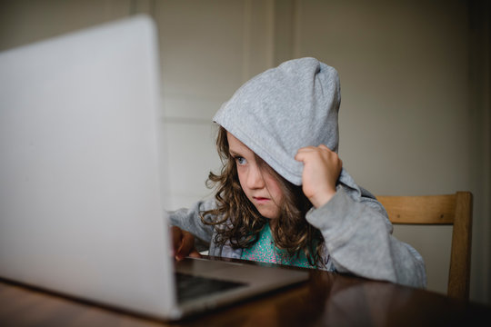 M&auml;dchen am Laptop