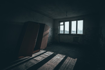 stara, zniszczona, zdeformowana szafa w opuszczonym budynku internatu - obrazy, fototapety, plakaty