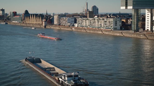 Frachtschiff im Rhein vor K&ouml;lner Skyline - Teil 4
