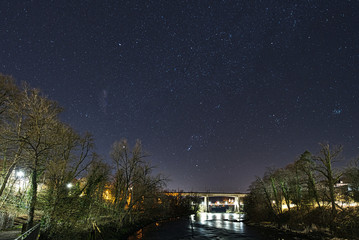 Flusslandschaft in der Nacht