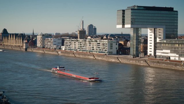 Frachtschiff im Rhein vor K&ouml;lner Skyline - Teil 2