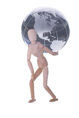 Muñeco de madera llevando sobre la espalda el globo de la tierra en la parte de norteamérica