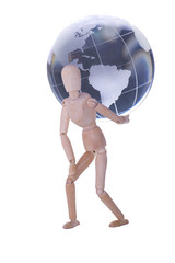 Muñeco de madera llevando sobre la espalda el globo de la tierra en la parte de sudamérica