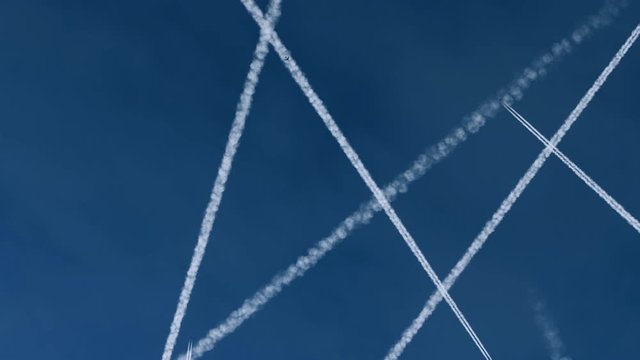 Aircrafts Contrails Time-lapse
