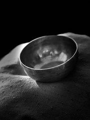 Campana tibetana appoggiata su cuscino 