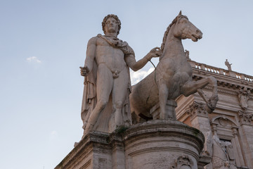 Fototapeta na wymiar Statue des Dioscures : Castor et Pollux