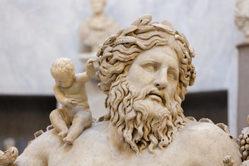 Naklejka premium Tête d'une statue antique d'un dieu