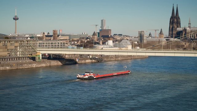 Frachtschiff im Rhein vor K&ouml;lner Skyline - Teil 1 